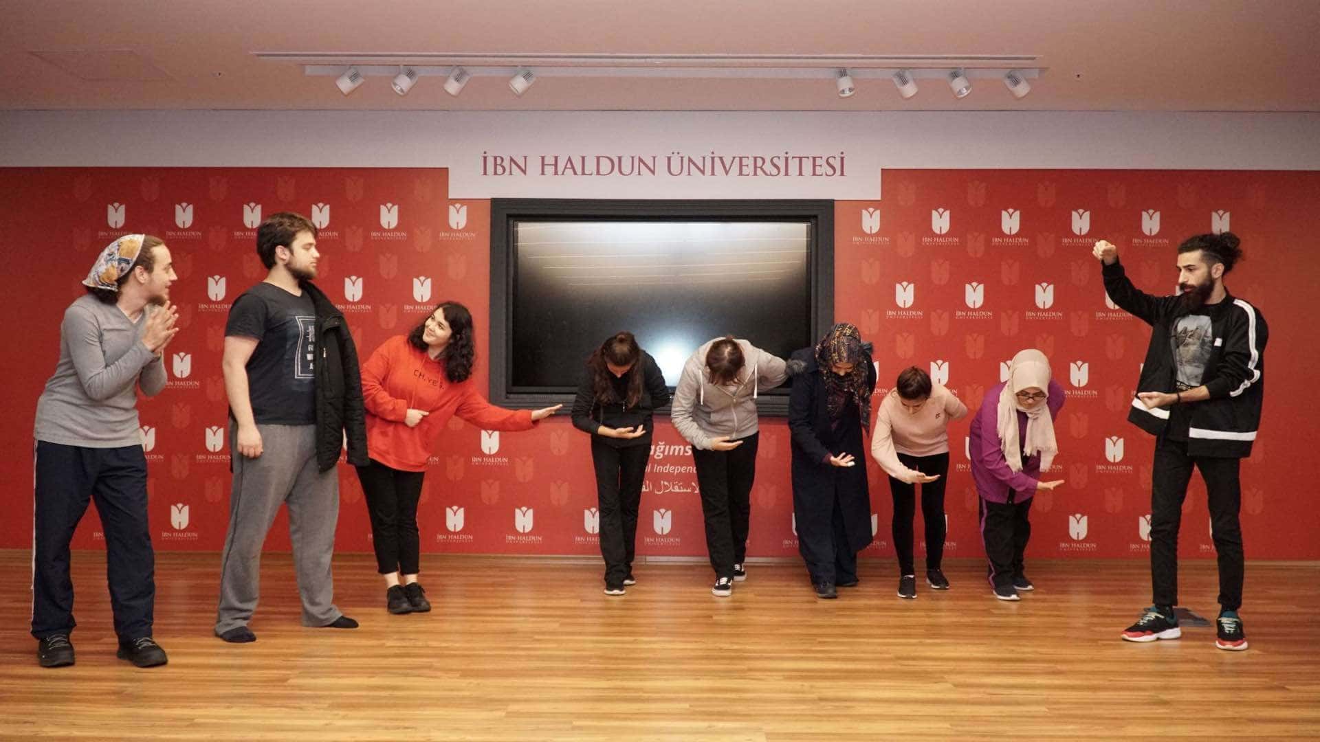 'Tiyatro ile hayata ayna tutuyoruz'