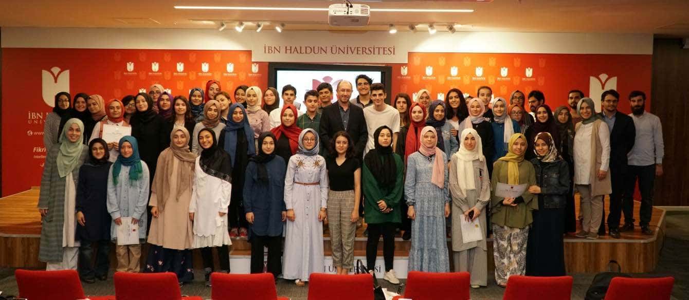 İbn Haldun Üniversitesi Yaz Okulu öğrencileri sertifikalarını aldı