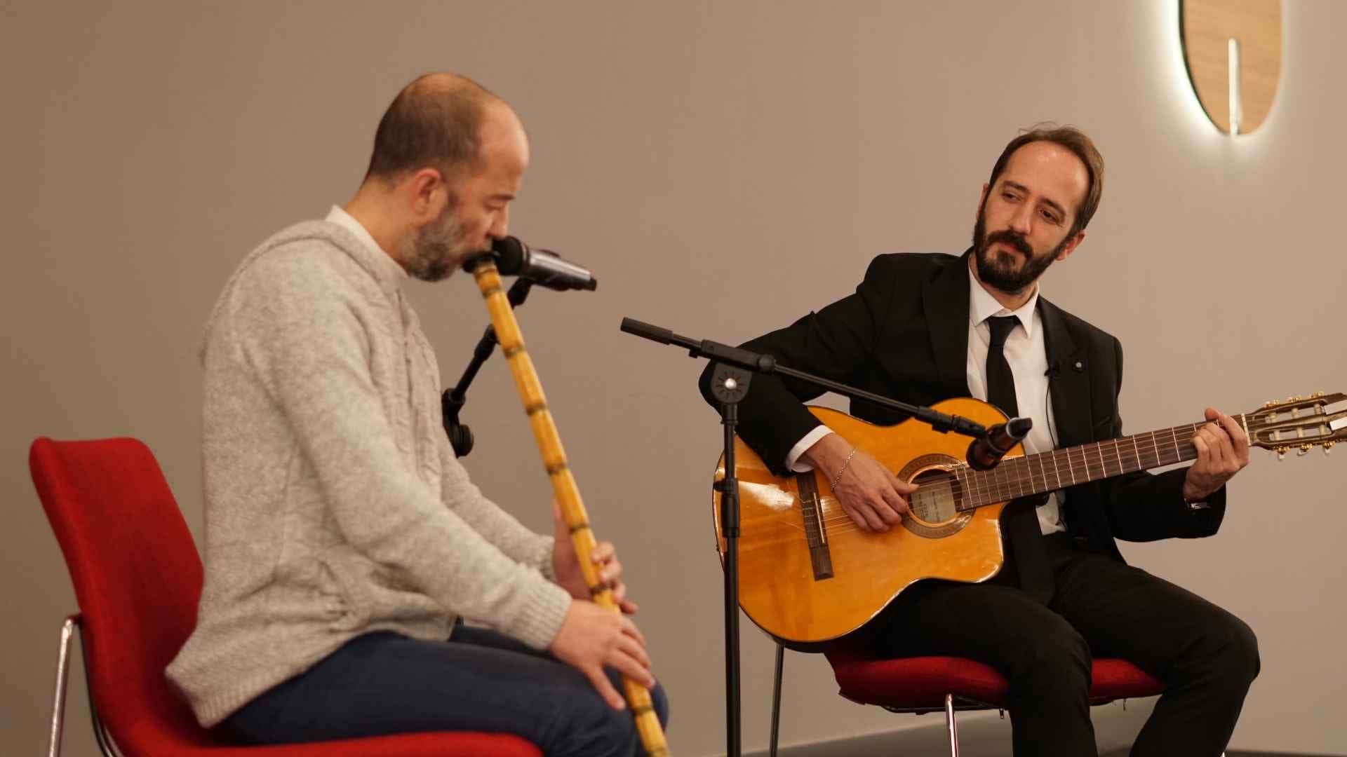 “Akustik” Serisi Gitar Enstrümanıyla Devam Etti