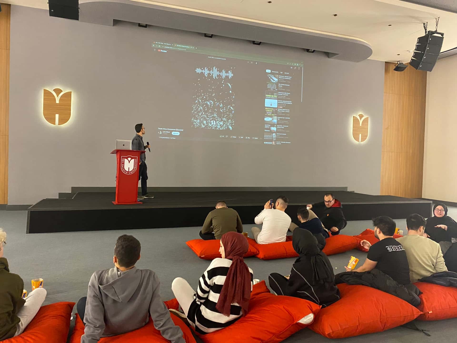 Öğrenciler Karaoke Gecesi İle Eğlendi